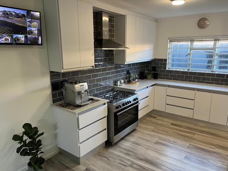 To Let 3 Bedroom Property for Rent in Uitzicht Western Cape
